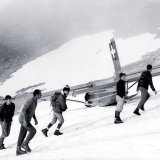 Les passagers du vol après le crash de l'avion sur le glacier du Wildhorn.